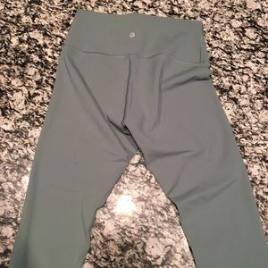 Excellent condition Wunder Under Crop High Rise.